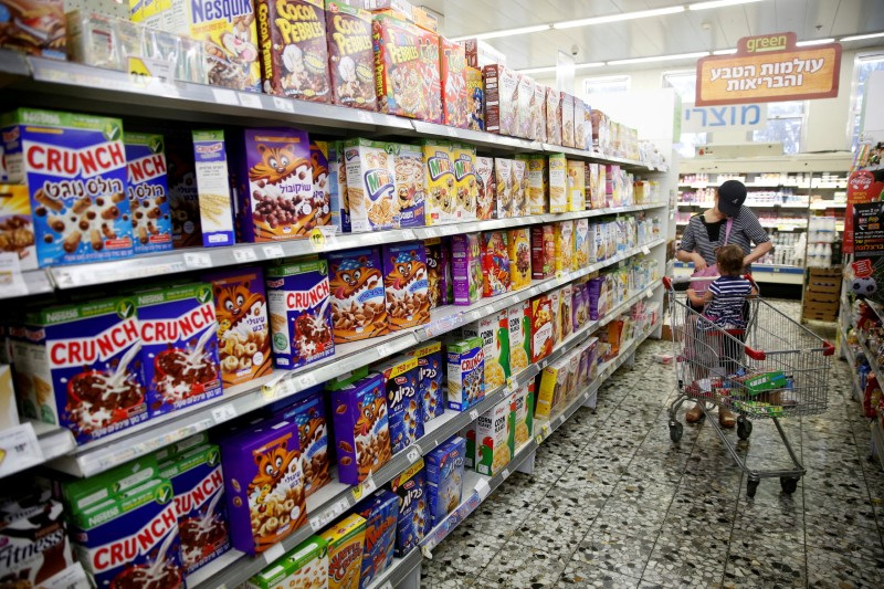 © Reuters. A woman shops at a supermarket in Jerusalem June 19, 2016. REUTERS/Ronen Zvulun/ File Photo