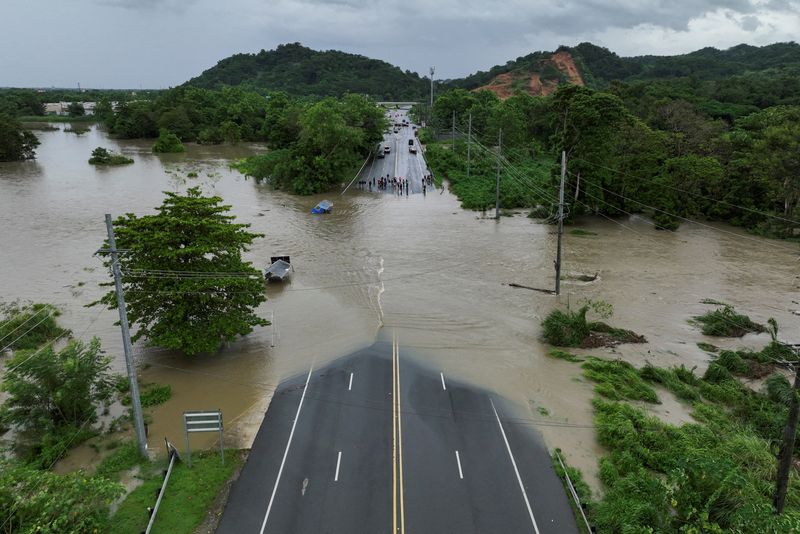 © Reuters. A drone view shows a bridge submerged by the flooded La Plata River in the aftermath of Tropical Storm Ernesto in Toa Baja, Puerto Rico August 14, 2024.  REUTERS/Ricardo Arduengo