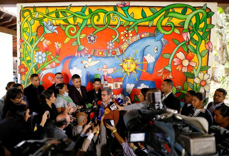 © Reuters. FILE PHOTO: Pablo Beltran, head of leftist guerrilla group National Liberation Army (ELN), speaks with members of the media, announcing the second round of peace talks with Colombia's government for this year, in Caracas, Venezuela January 21, 2023. REUTERS/Leonardo Fernandez Viloria/File Photo