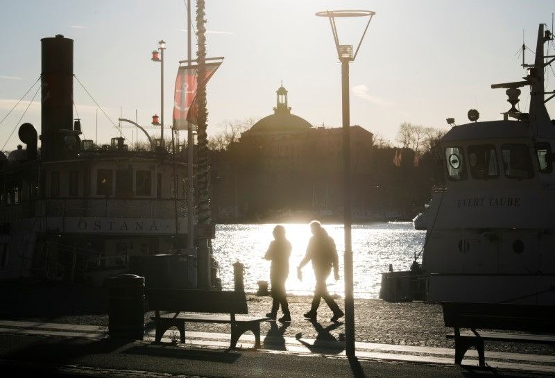 © Reuters. FILE PHOTO: People walk along the Standvagen quay in Stockholm, Sweden, November 20, 2020. TT News Agency/Fredrik Sandberg via REUTERS/File Photo