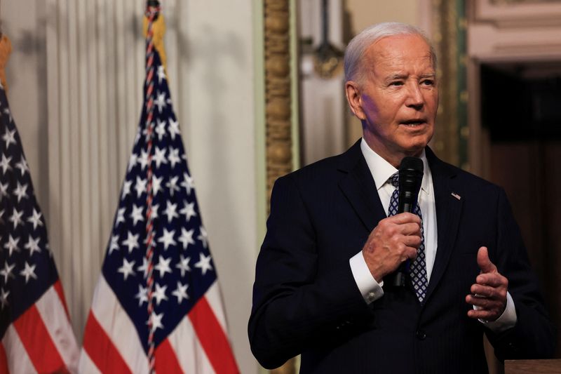 © Reuters. U.S. President Joe Biden addresses an audience of content creators at the White House Creator Economy Conference in Washington, D.C., U.S., August 14, 2024. REUTERS/Kevin Mohatt