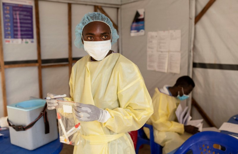 © Reuters. FILE PHOTO: A laboratory nurse verifies samples taken from a child declared a suspected case of monkeypox virus at a treatment centre in Munigi, North Kivu province, Democratic Republic of the Congo July 19, 2024. REUTERS/Arlette Bashizi/File Photo