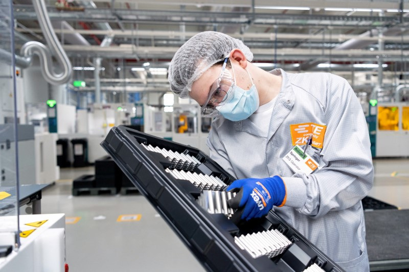 &copy; Reuters. FILE PHOTO: An employee checks components at TE Connectivity in Woerth, Germany, February 16, 2022. Picture taken February 16, 2022. REUTERS/Lukas Barth/File Photo