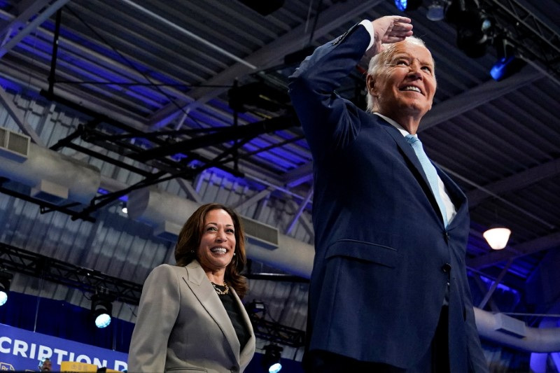 © Reuters. U.S. President Joe Biden gestures as he walks with Vice President Kamala Harris, before delivering remarks on Medicare drug price negotiations at an event in Prince George's County, Maryland, U.S., August 15, 2024. REUTERS/Elizabeth Frantz