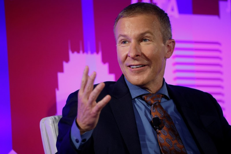 © Reuters. FILE PHOTO: United Airlines CEO Scott Kirby takes part in a panel discussion at the International Air Transport Association's (IATA) Annual General Meeting in Boston, Massachusetts, U.S., October 4, 2021.   REUTERS/Brian Snyder/File Photo