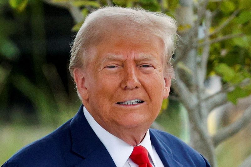 © Reuters. FILE PHOTO: Republican presidential candidate and former U.S. President Donald Trump looks on as he leaves, after casting his ballot for early voting in Florida's primary election, in West Palm Beach, Florida, U.S. August 14, 2024.  REUTERS/Marco Bello/File Photo