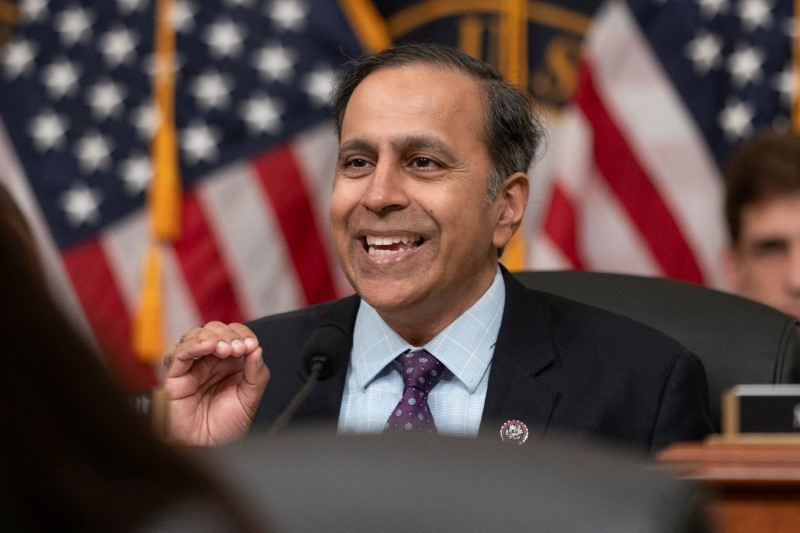 © Reuters. Parlamentar dos EUA Raja Krishnamoorthi, membro do Comitê Seleto da Câmara sobre a Competição Estratégica entre os Estados Unidos e o Partido Comunista Chinês, em Washington EUA, 
30/01/2024
REUTERS/Nathan Howard/