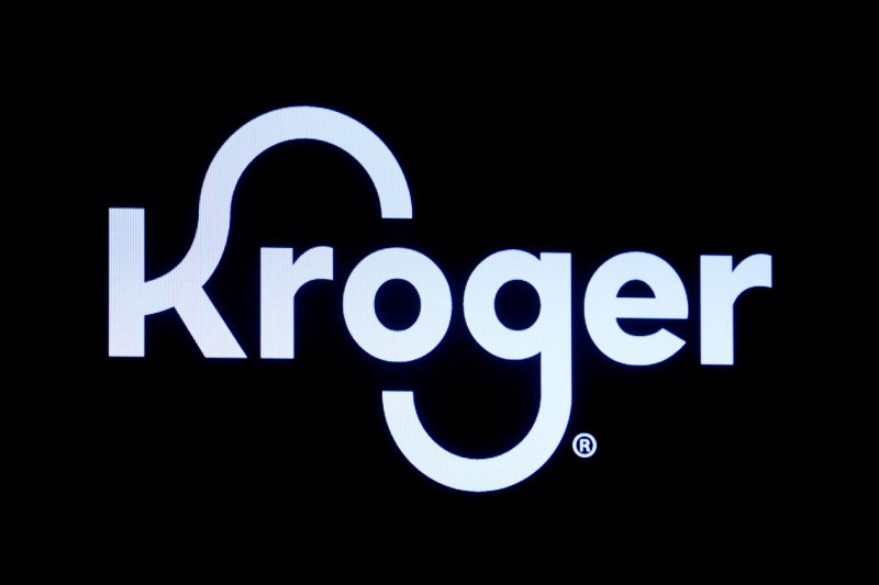 © Reuters. FILE PHOTO: A screen displays the company logo for Kroger Co on the floor of the New York Stock Exchange (NYSE) in New York City, U.S., October 14, 2022. REUTERS/Brendan McDermid/File Photo