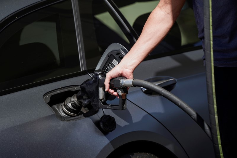 © Reuters. FILE PHOTO: A customer fills up his vehicle at a Mobil gas station on Beverly Boulevard in West Hollywood, California, U.S., March 10, 2022. REUTERS/Bing Guan/File Photo