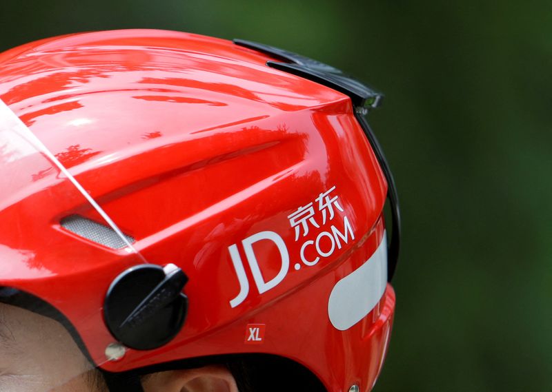 &copy; Reuters. FILE PHOTO: A logo of JD.com is seen on a helmet of a delivery man in Beijing, China June 16, 2014. Picture taken June 16, 2014. REUTERS/Jason Lee/File Photo