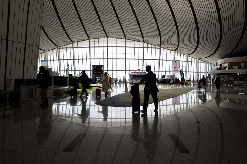 &copy; Reuters. FILE PHOTO: Travellers walk with their suitcases at Beijing Daxing International Airport in Beijing, China April 24, 2023. REUTERS/Tingshu Wang/File Photo