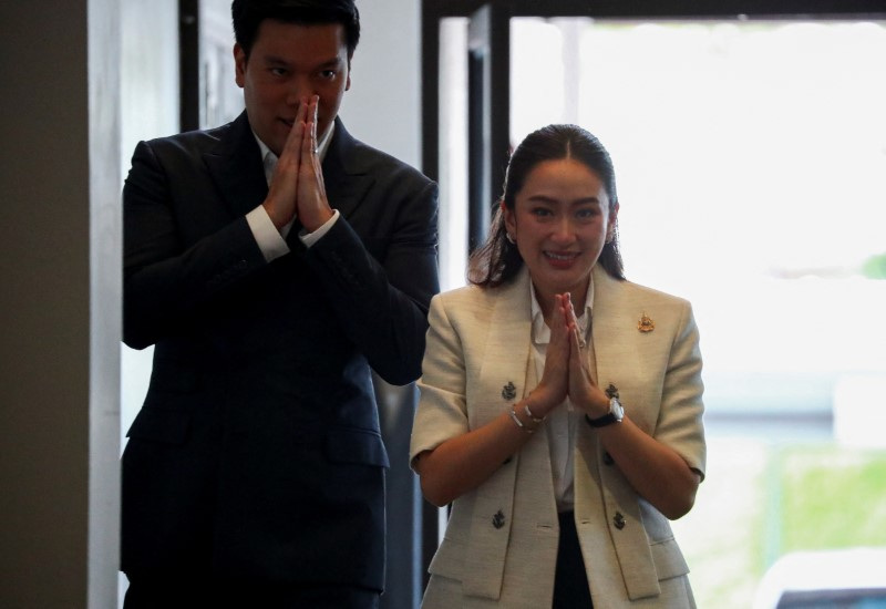 © Reuters. Pheu Thai Party's leader and prime ministerial candidate Paetongtarn Shinawatra and her husband Pitaka Sooksawas gesture on the day of a pivotal parliamentary vote on a new prime minister in Bangkok, August 16, 2024. REUTERS/Chalinee Thirasupa