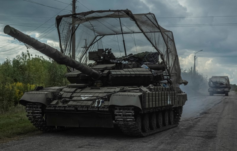 © Reuters. Ukrainian servicemen ride tanks, amid Russia's attack on Ukraine, near the Russian border in Sumy region, Ukraine August 10, 2024. REUTERS/Viacheslav Ratynskyi/File Photo