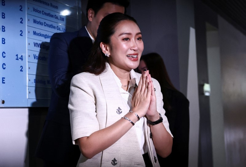 © Reuters. Pheu Thai Party's leader and prime ministerial candidate Paetongtarn Shinawatra gestures next to her husband Pitaka Sooksawas, on the day of a pivotal parliamentary vote on a new prime minister in Bangkok, August 16, 2024. REUTERS/Chalinee Thirasupa