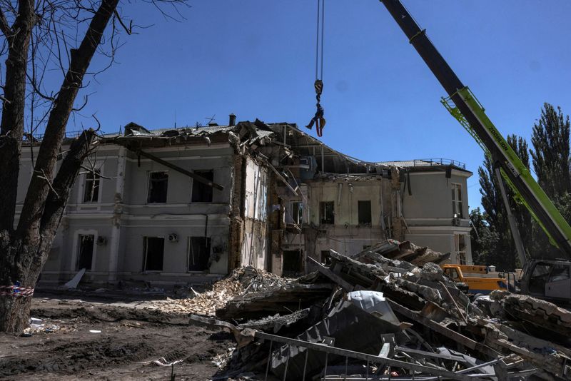 © Reuters. FILE PHOTO: A emergency service worker is suspended above the blast site following a Russian missile strike on the Okhmatdyt Children's Hospital, amid Russia's attack on Ukraine, in Kyiv, Ukraine July 9, 2024. REUTERS/Thomas Peter/File Photo