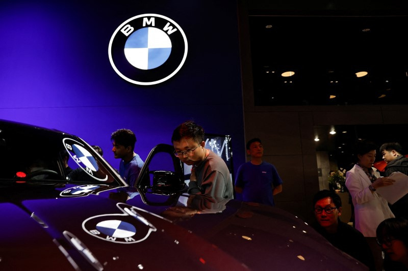 &copy; Reuters. FILE PHOTO: Visitors look at vehicle on display at the BMW booth, at the Beijing International Automotive Exhibition, or Auto China 2024, in Beijing, China, April 25, 2024. REUTERS/Tingshu Wang/File Photo