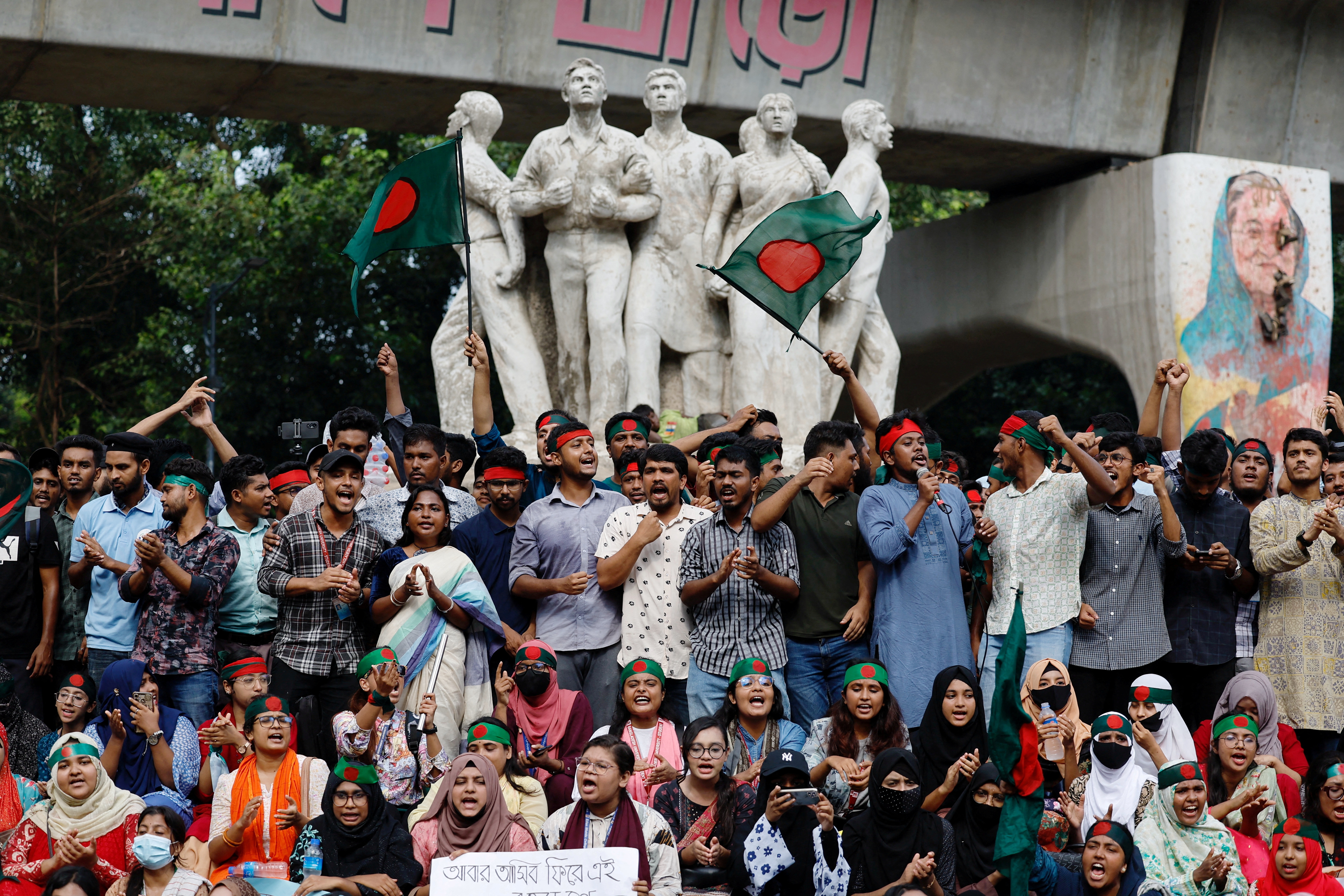 © Reuters. FILE PHOTO: Activists of the Anti-Discriminatory Student Movement gather at the University of Dhaka's Teacher Student Center (TSC), demanding the capital punishment for Bangladeshi former Prime Minister Sheikh Hasina for the deaths of students during anti-quota protests, in Dhaka, Bangladesh, August 13, 2024. REUTERS/Mohammad Ponir Hossain/File Photo