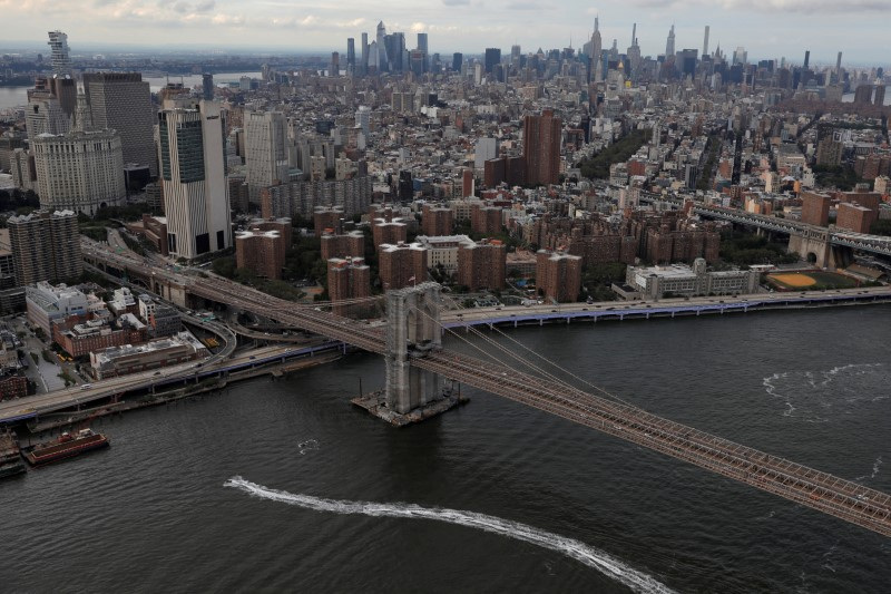 © Reuters. FILE PHOTO: A watercraft travels next to the Brooklyn Bridge in front of Manhattan, New York City, U.S., August 21, 2021. REUTERS/Andrew Kelly/File Photo