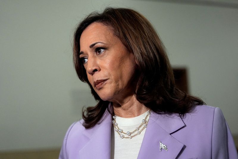 &copy; Reuters. FILE PHOTO: Democratic presidential candidate Vice President Kamala Harris gives remarks at the Sheraton hotel,  in Phoenix, U.S., August 10, 2024. Julia Nikhinson/Pool via REUTERS/FIle Photo