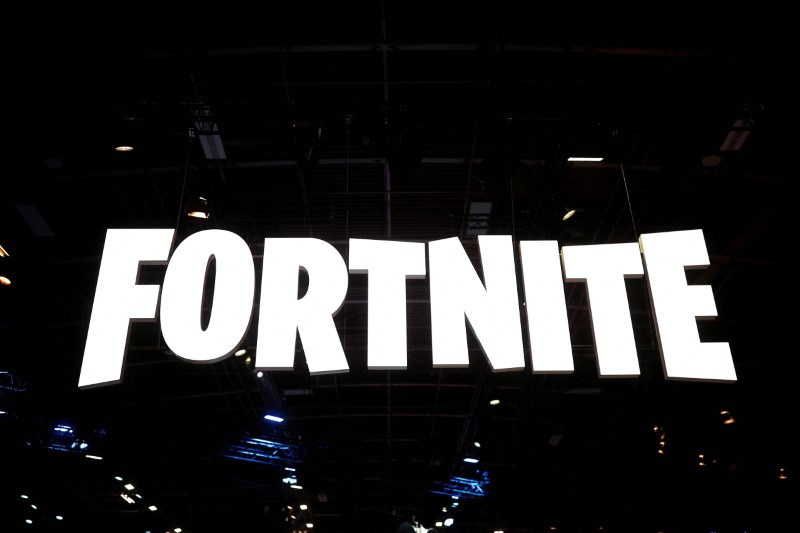 © Reuters. FOTO FILE: Logo Fortnite terlihat di Paris Games Week (PGW), pameran dagang untuk video game di Paris, Prancis, 25 Oktober 2018. REUTERS/Benoit Tessier/Foto File