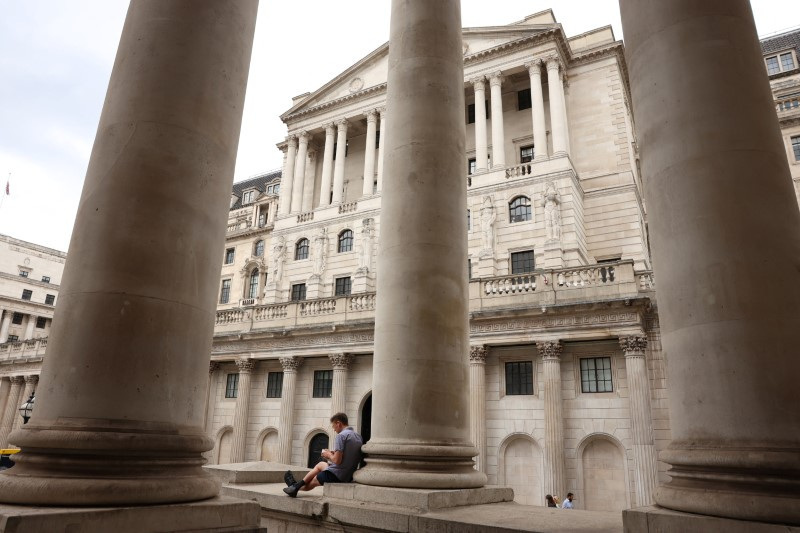 &copy; Reuters. A man sits by the Bank of England in the financial district of London, Britain, August 14, 2024. REUTERS/Mina Kim/ File Photo