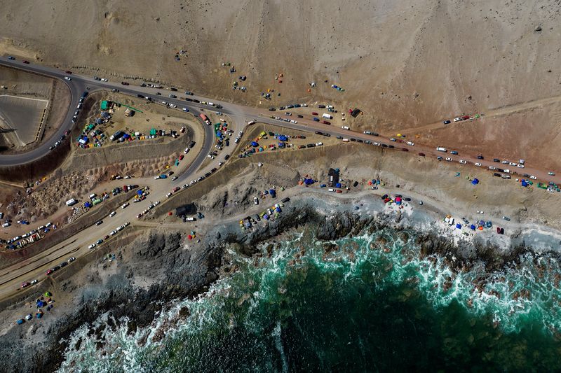 &copy; Reuters. File Photo: A drone view shows workers on strike from BHP's Escondida copper mine, camping close to 'Coloso' port owned by the copper company, in Antofagasta, Chile August 15, 2024. REUTERS/Cristian Rudolffi/File Photo