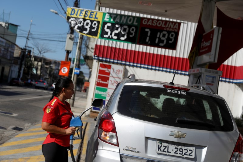 © Reuters. Mulher abastece carro em posto no Rio de Janeiro