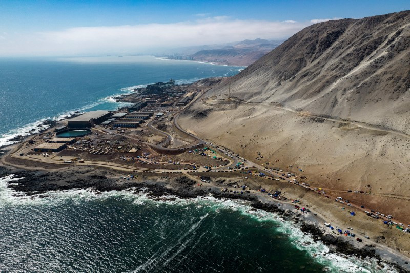 &copy; Reuters. FILE PHOTO: A drone view shows workers on strike from BHP's Escondida copper mine, camping close to 'Coloso' port owned by the copper company, in Antofagasta, Chile August 15, 2024. REUTERS/Cristian Rudolffi/File Photo