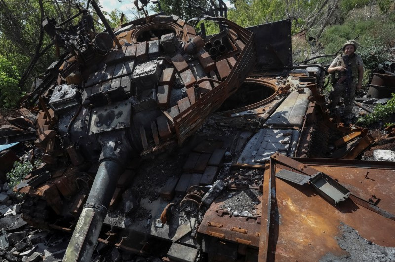 © Reuters. A Ukrainian serviceman of the the 93rd Mechanized Brigade stands next to a destroyed tank, amid Russia's attack on Ukraine, in Donetsk region, Ukraine, August 15, 2024. REUTERS/Oleksandr Klymenko