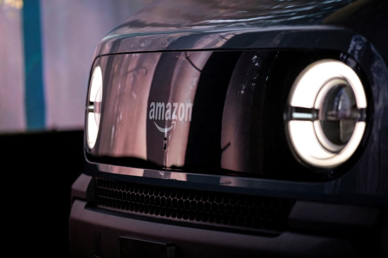 © Reuters. FILE PHOTO: An Amazon EV van powered by Rivian is parked at the Amazon Logistics Facility in Chicago, Illinois, U.S., July 21, 2022.  REUTERS/Jim Vondruska/File Photo