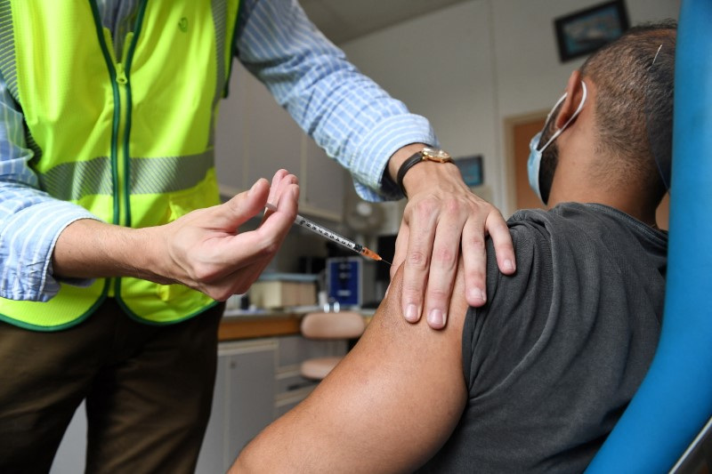 &copy; Reuters. Un uomo riceve una dose di vaccino anti Mpox presso il centro di vaccinazione comunale Edison di Parigi, Francia, 27 luglio 2022. Alain Jocard/Pool via REUTERS/File Photo