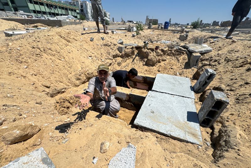 &copy; Reuters. Palestinesi preparano le tombe in un cimitero mentre il bilancio dei morti supera i 40.000, secondo il ministero della Sanità, nel conflitto tra Israele e Hamas, a Khan Younis, nel sud della Striscia di Gaza, 15 agosto 2024. REUTERS/Mohammed Salem