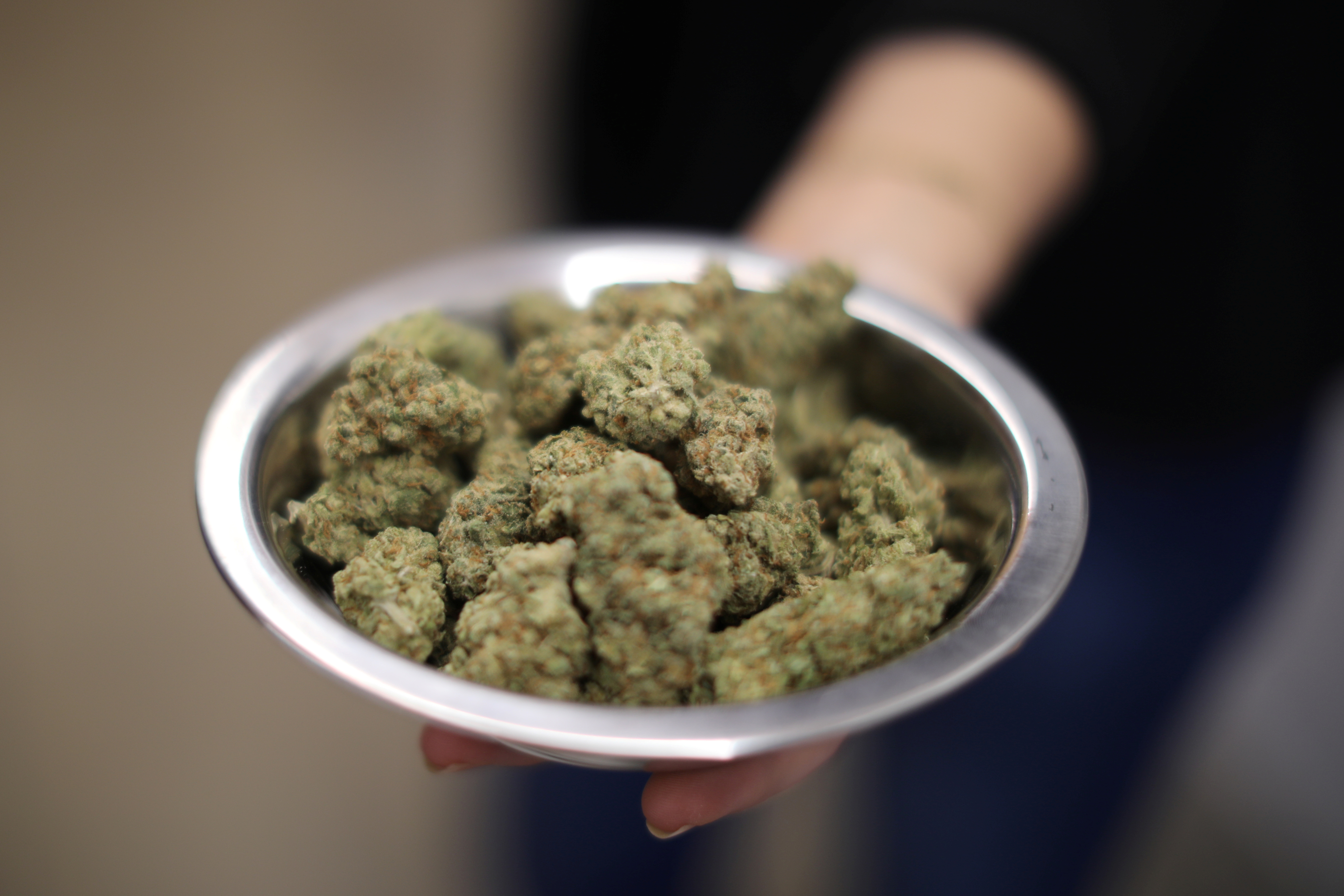 © Reuters. FILE PHOTO: A woman holds marijuana for sale at the MedMen store in West Hollywood, California, U.S. January 2, 2018. REUTERS/Lucy Nicholson/File Photo