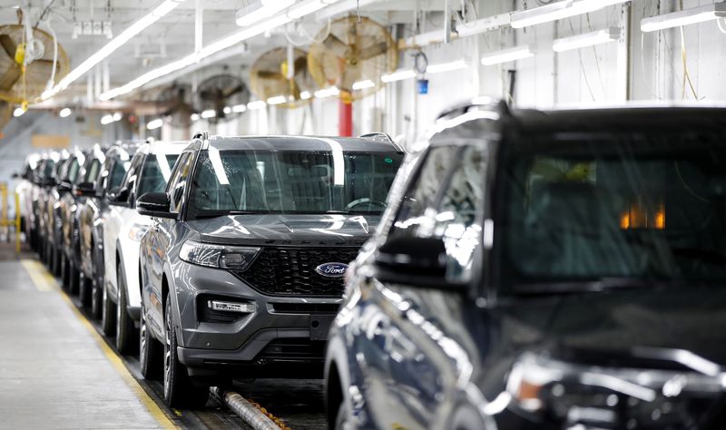 © Reuters. FILE PHOTO: 2020 Ford Explorer cars are seen at Ford's Chicago Assembly Plant in Chicago, Illinois, U.S. June 24, 2019/File photo