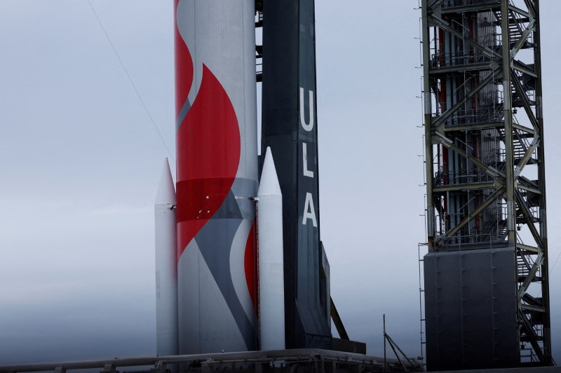 © Reuters. FILE PHOTO: Boeing-Lockheed joint venture United Launch Alliance’s next-generation Vulcan rocket stands ready for launch on its debut flight from Cape Canaveral, Florida, U.S. January 7, 2024. REUTERS/Joe Skipper/File Photo