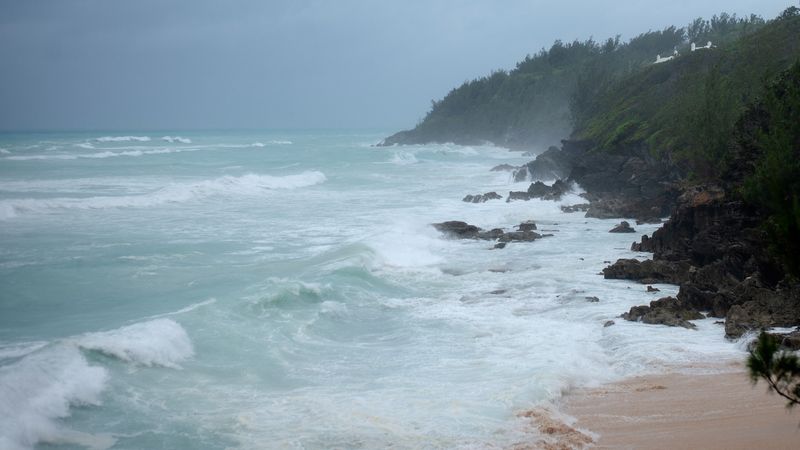 © Reuters. Riptides and waves crash against the South Shore as winds from Hurricane Ernesto approach Church Bay, Bermuda August 16, 2024. REUTERS/Nicola Muirhead