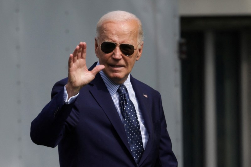 © Reuters. U.S. President Joe Biden waves before boarding Marine One, as he departs the White House in Washington, D.C., U.S., August 16, 2024. REUTERS/Kent J Edwards