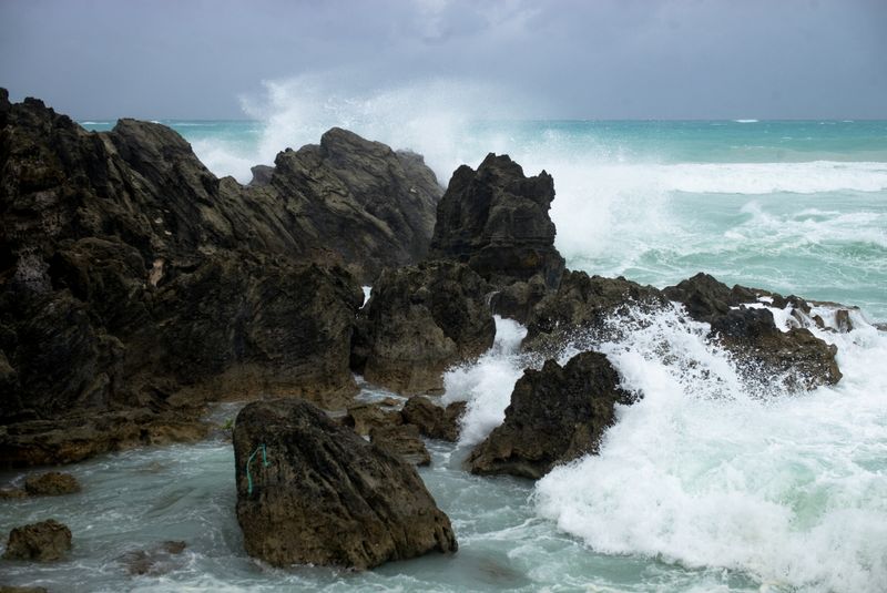 © Reuters. Waves crash against the South Shore as winds from Hurricane Ernesto approach Church Bay, Bermuda August 16, 2024.    REUTERS/Nicola Muirhead