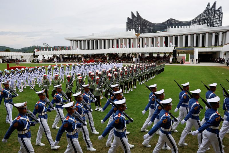 © Reuters. Indonesian military personnel march during a ceremony marking the country's 79th Independence Day at the Presidential Palace in the new capital city of Nusantara, East Kalimantan province, Indonesia, August 17, 2024. REUTERS/Willy Kurniawan