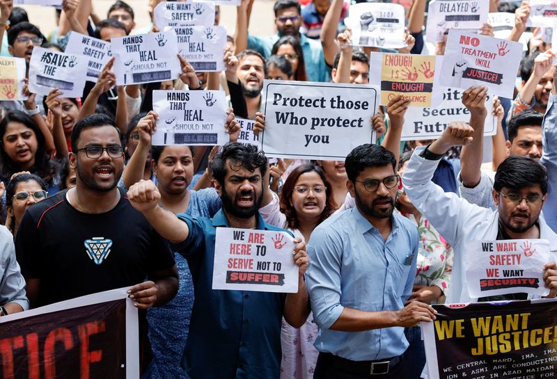 &copy; Reuters. Medical staff shout slogans while holding placards during a protest at a hospital in Mumbai, after a nationwide strike was declared by the Indian Medical Association to protest the rape and murder of a trainee medic at a government-run hospital in Kolkata