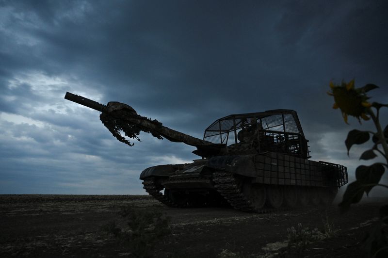 &copy; Reuters. A Ukrainian serviceman of the 118th Separate Mechanized Brigade rides atop of a T-72 tank during military exercises near a front line, amid Russia's attack on Ukraine, in Zaporizhzhia region, Ukraine July 21, 2024. REUTERS/Stringer/File Photo