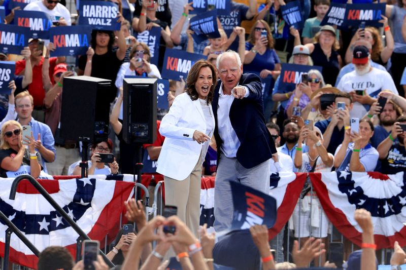 © Reuters. U.S. Vice President and Democratic presidential candidate Kamala Harris and her running mate Minnesota Governor Tim Walz attend a campaign event in Eau Claire, Wisconsin, U.S., August 7, 2024. REUTERS/Kevin Mohatt/File Photo