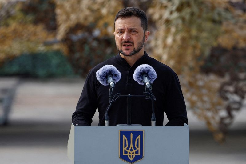 © Reuters. FILE PHOTO: Ukraine's President Volodymyr Zelenskiy speaks to service members next to F-16 fighting aircrafts during marking the Day of the Ukrainian Air Forces, amid Russia's attack on Ukraine, in an undisclosed location, Ukraine August 4, 2024. REUTERS/Valentyn Ogirenko/File Photo