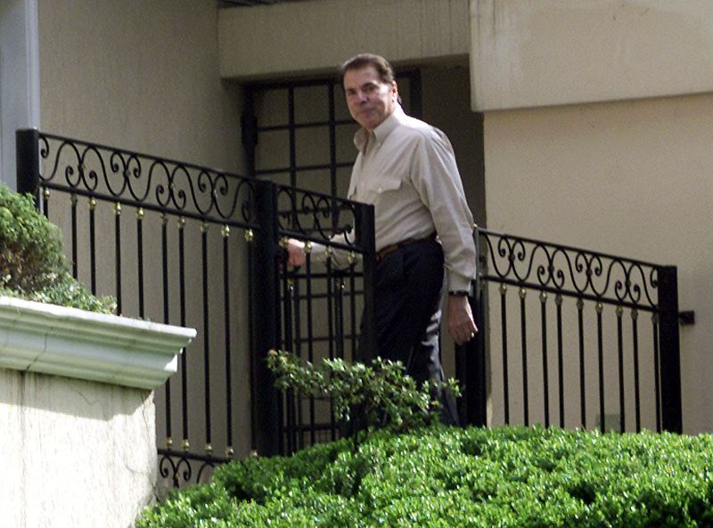 © Reuters. Brazilian media mogul Silvio Santos in front of his mansion in Sao Paulo, August 30, 2001. REUTERS/Paulo Whitaker/File Photo