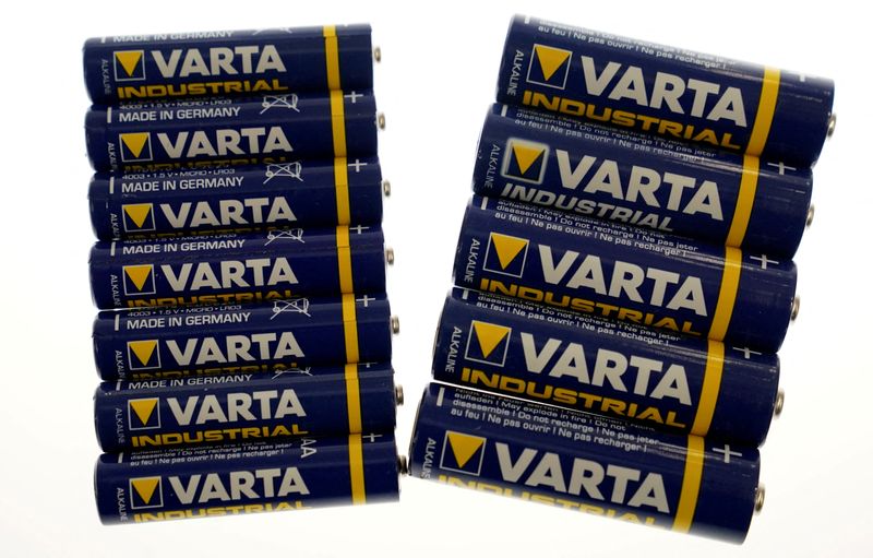 © Reuters. FILE PHOTO: Varta battery cells are shown in this illustrated image taken on September 27, 2017. REUTERS/Fabrizio Bensch/Illustration/File Photo