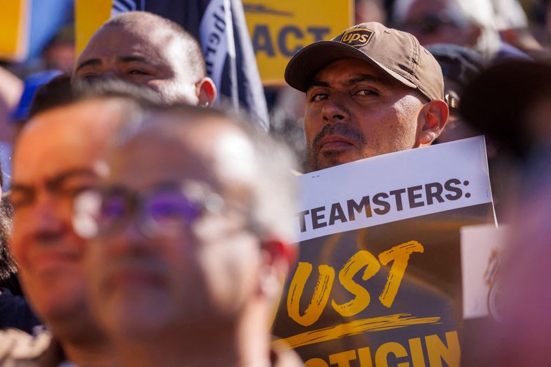 © Reuters. FILE PHOTO: Teamsters employed by UPS hold a rally outside a UPS facility in downtown L.A. as an August 1st strike deadline against the company nears in Los Angeles, California, U.S. July 19, 2023. REUTERS/Mike Blake/File Photo