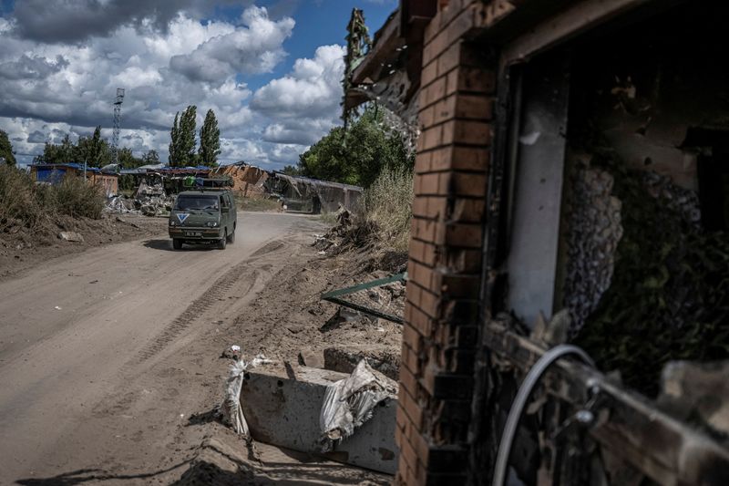 &copy; Reuters. FILE PHOTO: Ukrainian soldiers ride a military vehicle, amid Russia's attack on Ukraine, near the Russian border in Sumy region, Ukraine August 13, 2024. REUTERS/Viacheslav Ratynskyi/File Photo