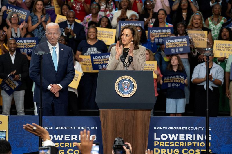 &copy; Reuters. FILE PHOTO: Vice President and Democratic presidential candidate Kamala Harris, delivers remarks as U.S. President Joe Biden looks on at an event on Medicare drug price negotiations, in Prince George's County, Maryland, U.S., August 15, 2024. REUTERS/Ken 