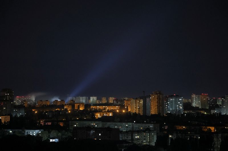 &copy; Reuters. Ukrainian service personnel use a searchlight as they search for drones in the sky over the city during a Russian drone strike, amid Russia's attack on Ukraine, in Kyiv, Ukraine August 16, 2024. REUTERS/Gleb Garanich/File Photo