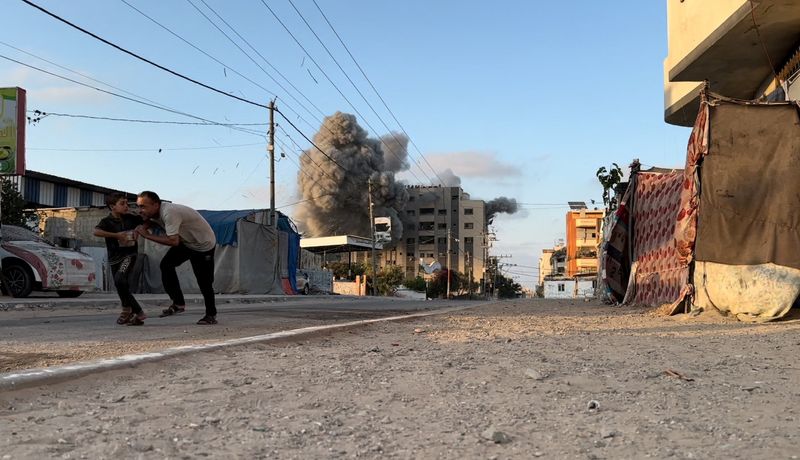 &copy; Reuters. People run, as smoke and flames rise following an Israeli strike on a residential building, amid the ongoing conflict between Israel and Hamas, Nuseirat in the central Gaza Strip, in this screen grab taken from a video, August 17, 2024. Reuters TV via REU